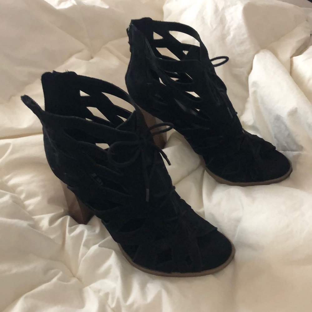 Black sandal pumps